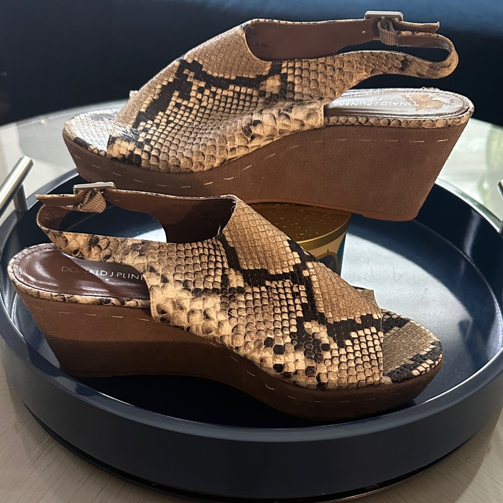 👡 DONALD J. PLINER Tan Snake Skin Wedges